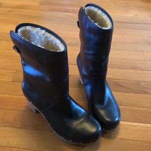 UGG Lynnea shearling lined clog boots, size 8.